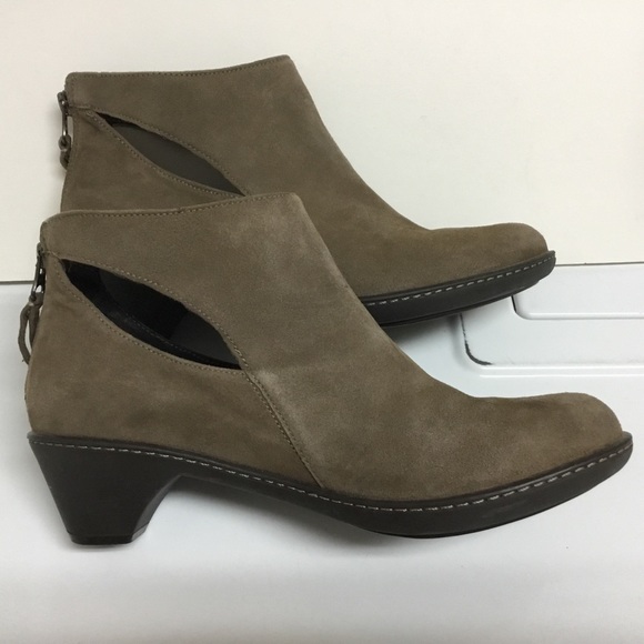 Dansko Bonita tan suede ankle boot with cut outs / EUC - Picture 8 of 16